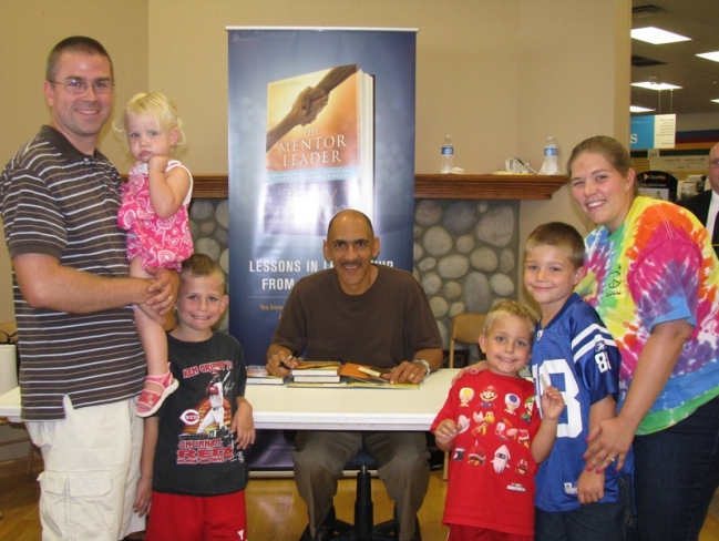 tony-with-fans-at-family-christian-store-in-fort-wayne-in